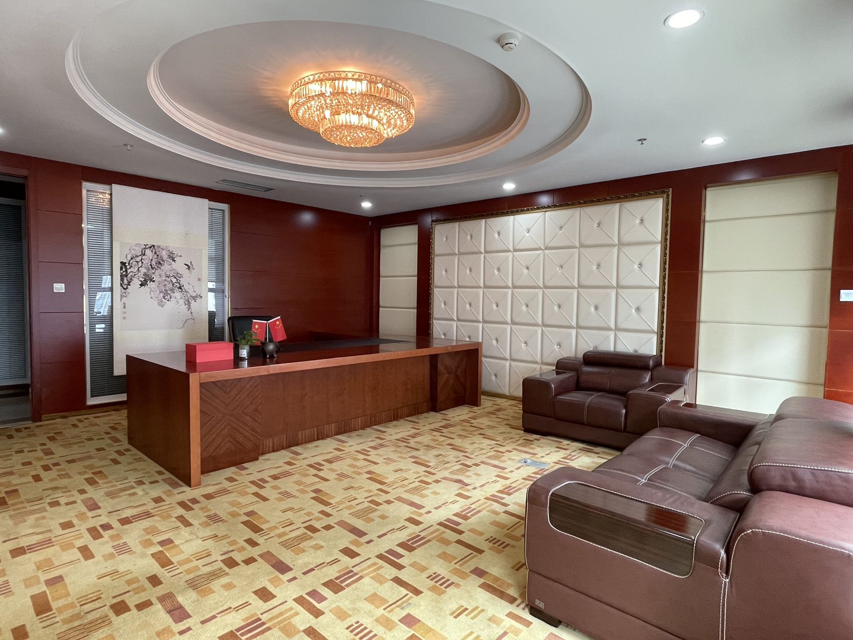 孵化园大气国企风 中式装修 半层出租 24小时空调 1000平方 20个隔间60工位  大气前台 中航国际交流中心办公室出租