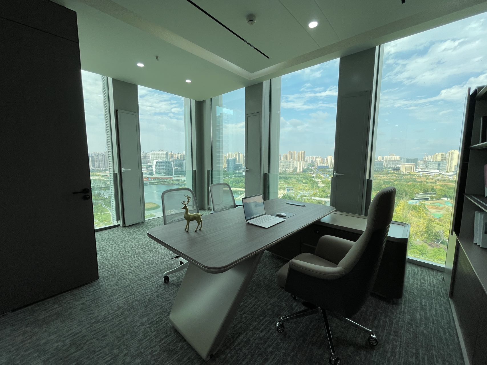 新川甲写 精品户型 238平 4隔间25工位 视野装修巴适 入驻享受优质办公环境 柚呈科创办公室出租