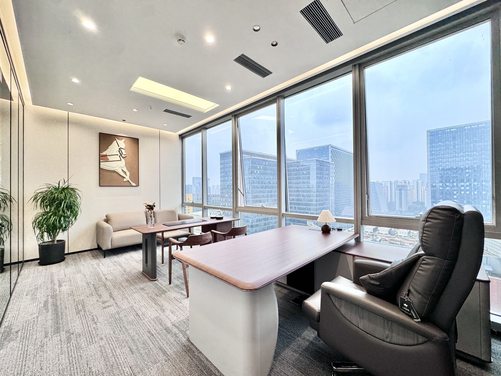 高新区双地铁 紧邻金融城 4隔间28工位 形象墙带电子屏 双面采光 带家具 视野巴适 无加时费 晶科一号办公室出租