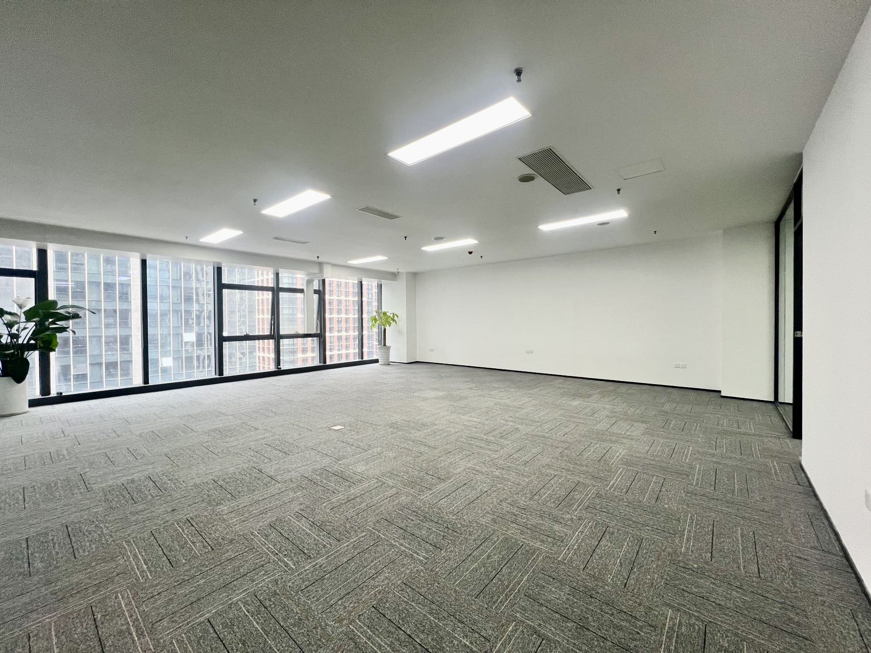 金融城甲写楼盘 电梯口 产权220平 3隔间24工位 隔间大 22%公摊小 创新时代广场办公室出租