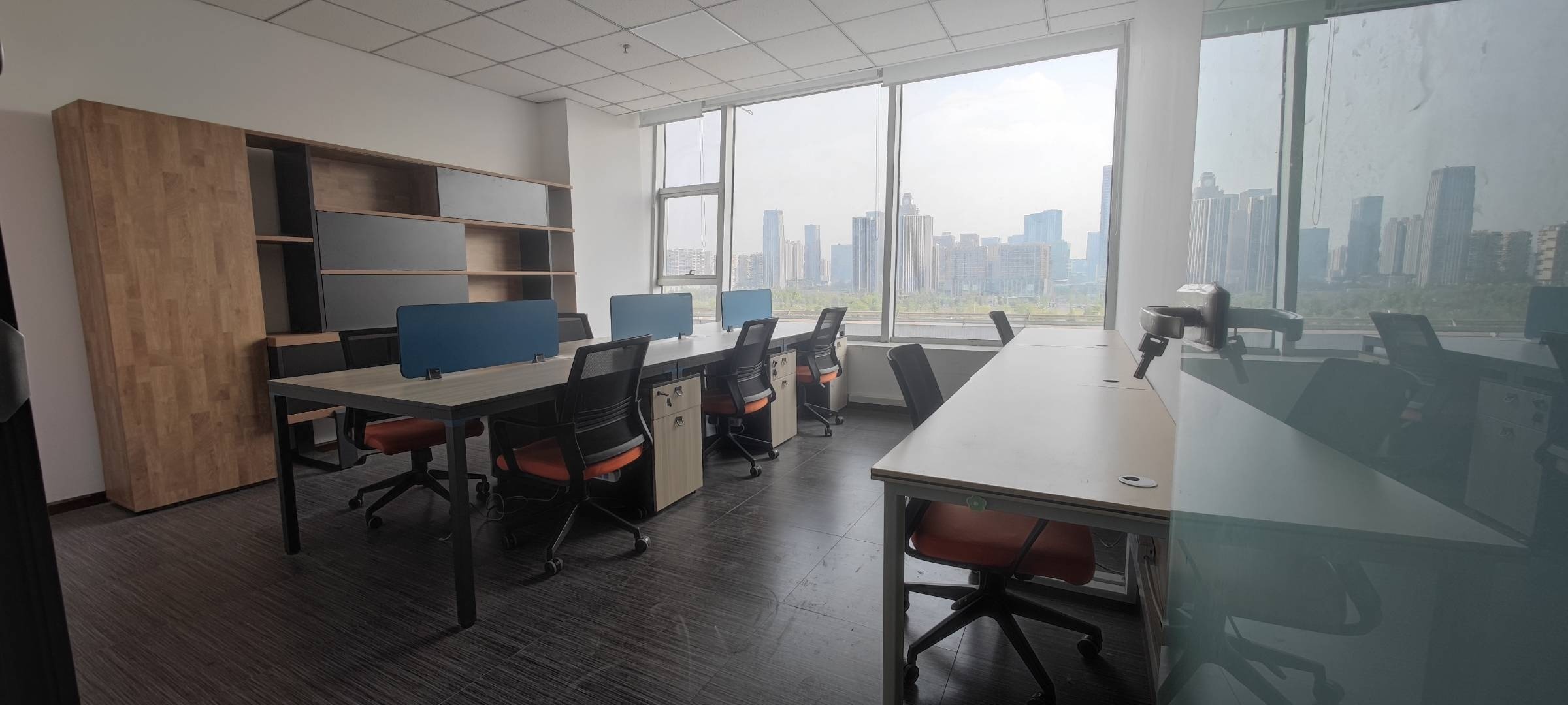 高新区新世纪环球中心380平精装大面积办公室 精装带家具 电梯口房源