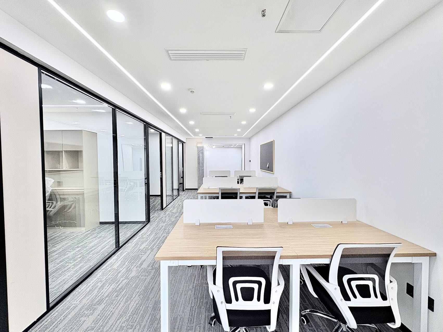 金牛区紧邻荷花池 双地铁口 165平 3隔间12工位 户型方正 大小面积均有 含家具 迈里中心办公室出租