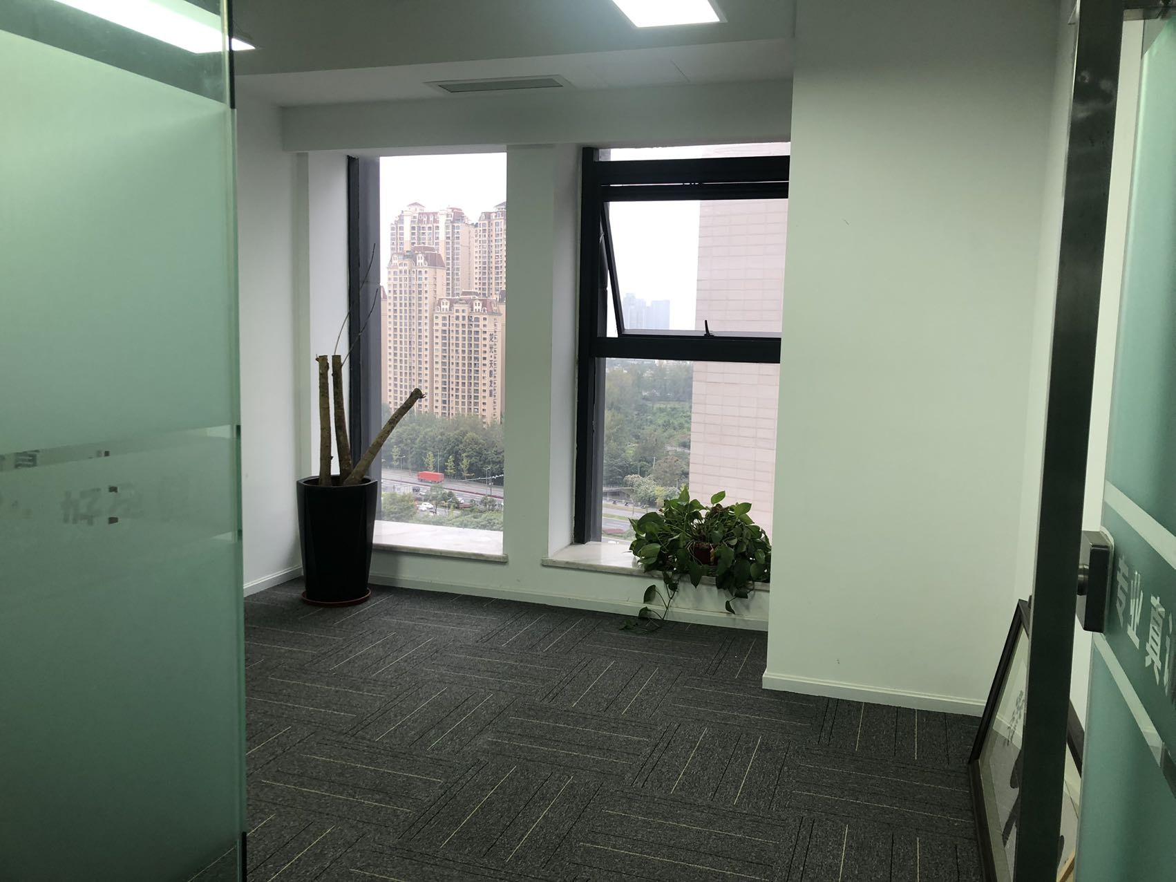 锦江区汇融广场209平精装办公室带家具出租 户型方正 采光很好