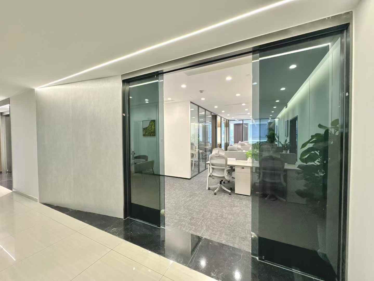 金融城特价房源 按套出租4隔间12工位 9999元/套 坐北朝南 精致精装修 户型方正 布鲁明顿办公室出租