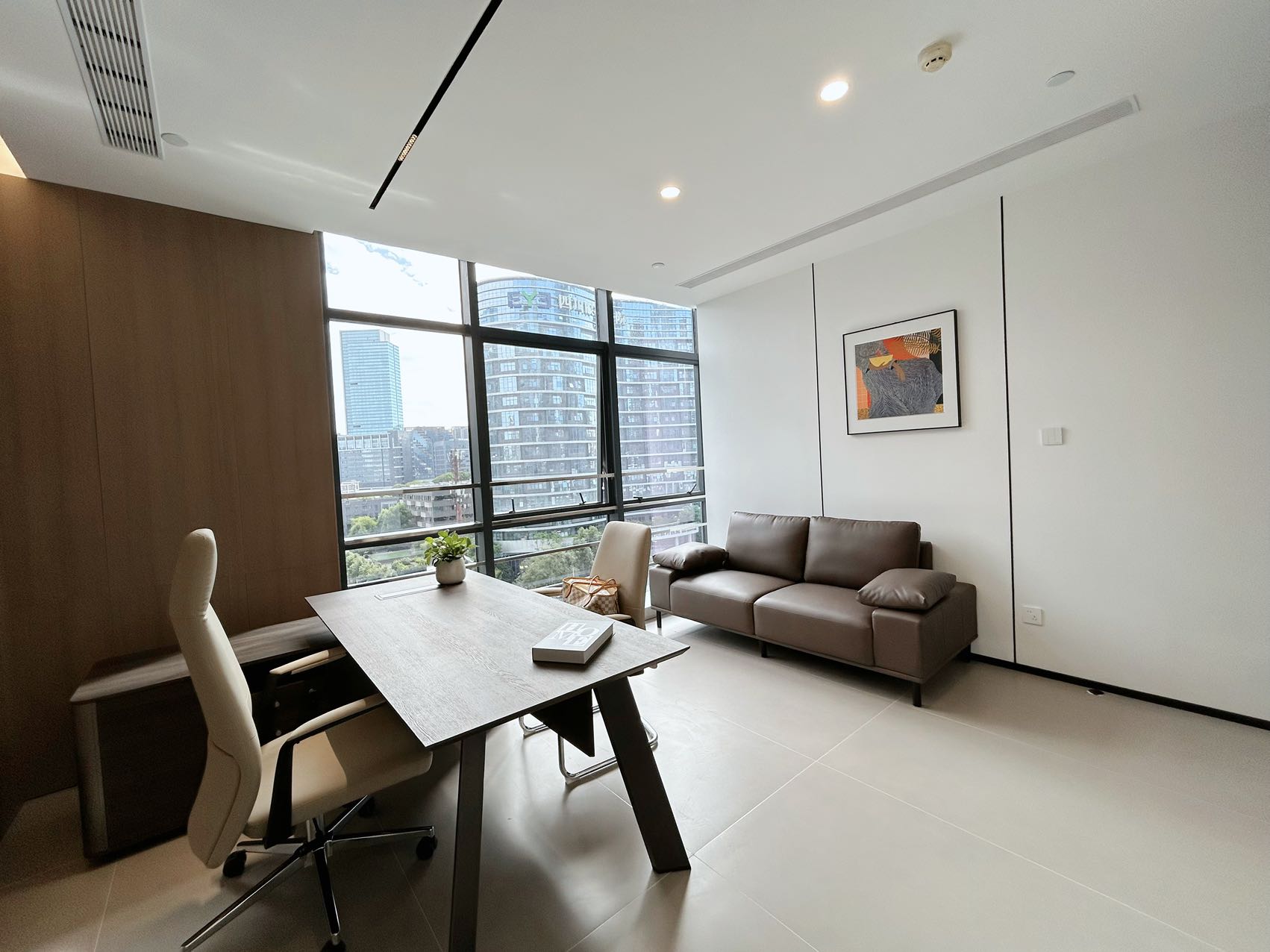 天府三街三面采光户型 5隔间25工位 带前台 动静分区 报价含物业费 高档家具配置 航兴国际办公室出租