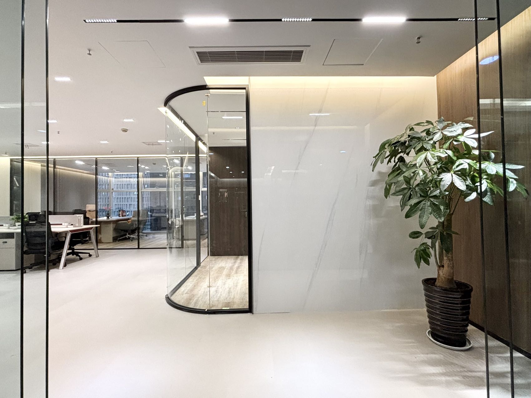 天府三街甲级精装电梯口房源 183平方 3隔间16工位 户型方正 接待装修风格 香年广场办公室出租