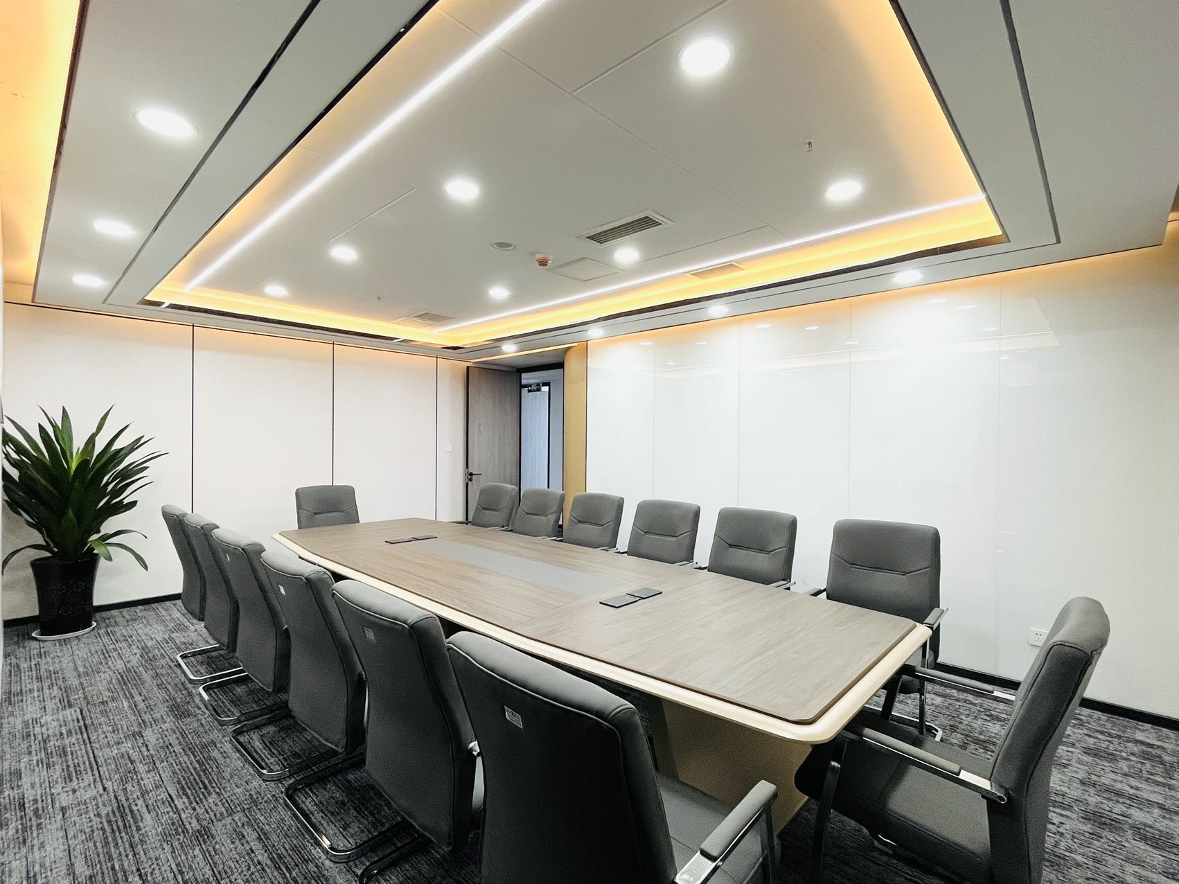 孵化园地铁四百米 380平 6隔间24工位 大老板间会议室 西南双面采光 视野开阔 中航国际交流中心办公室出租