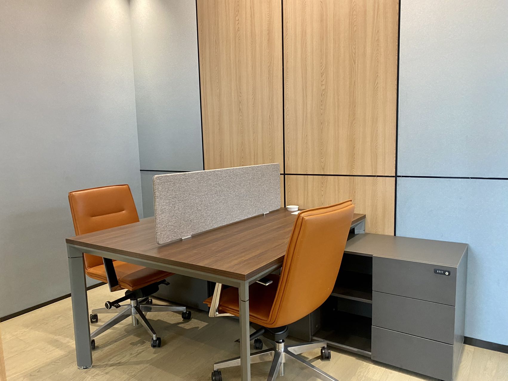 攀成钢超甲写字楼 豪装房 220平 5隔间12工位 双面采光 视野采光舒服 IMP环球都汇广场办公室出租