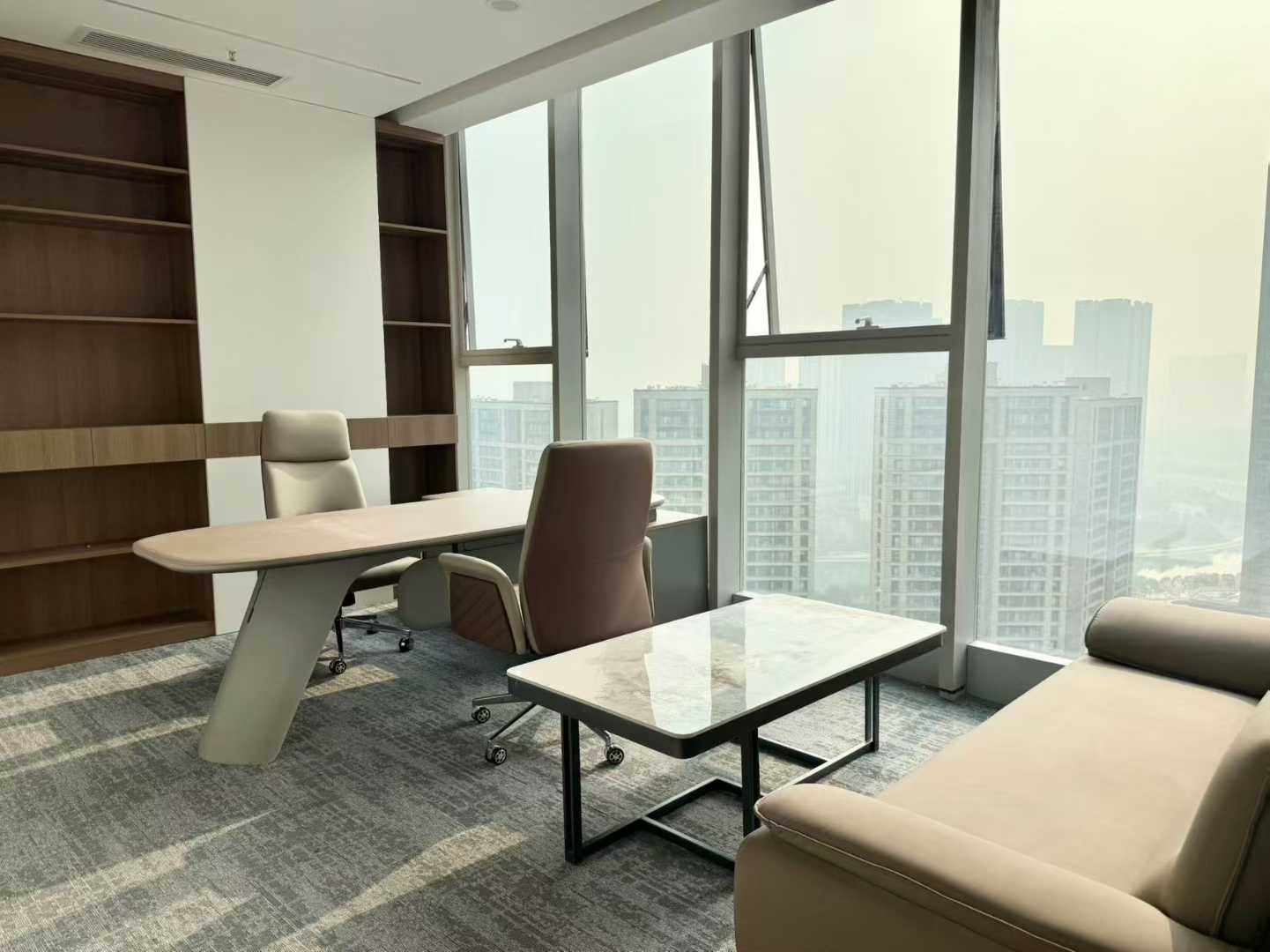 南门9号线芯岛三四百米 306平 4隔间32工位 西南双面采光 精装带家具 视野巴适 嘉润金融科技中心办公室出租