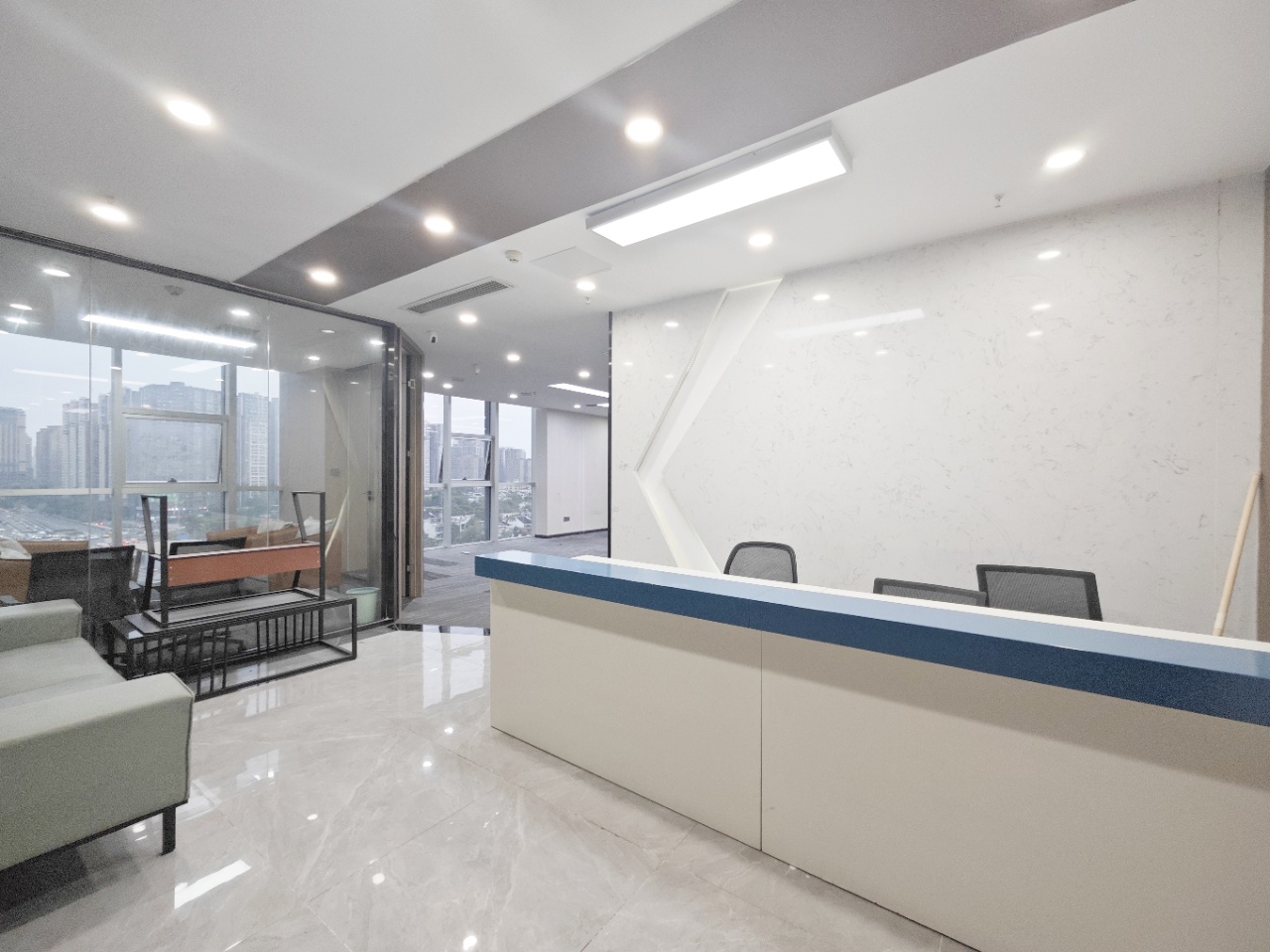 5号线骑龙地铁几百米 按套含物业费 4隔间24工位 24小时空调 价格可谈 美行中心办公室出租