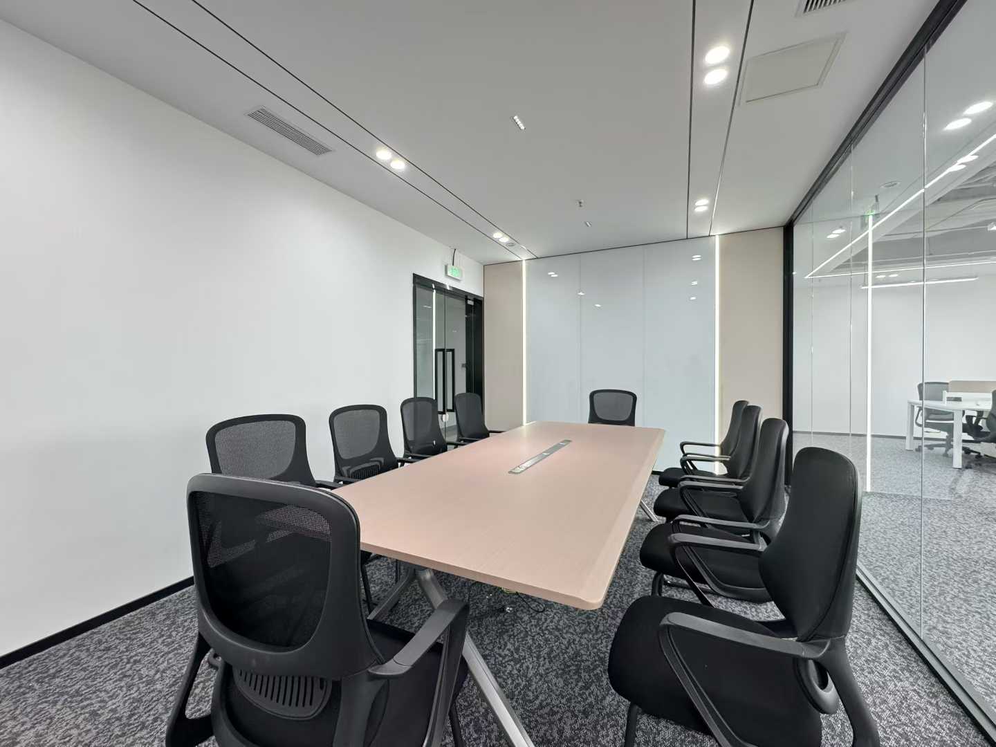 天府三街24小时空调楼盘 服务面积316平 5隔间36工位 电梯口 大落地玻璃 采光巴适 峰汇中心办公室出租