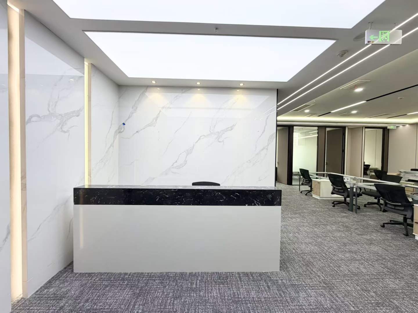 金融城甲写近地铁 214平方 4隔间20工位 3隔间靠窗 带前台 大玻璃窗 精装带家具 中航国际广场办公室出租