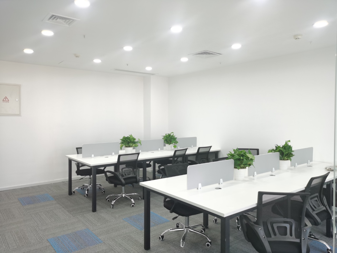 青羊区东坡路地铁口 135平方 3隔间12工位 报价含物业费 拎包入住 优诺国际办公室出租