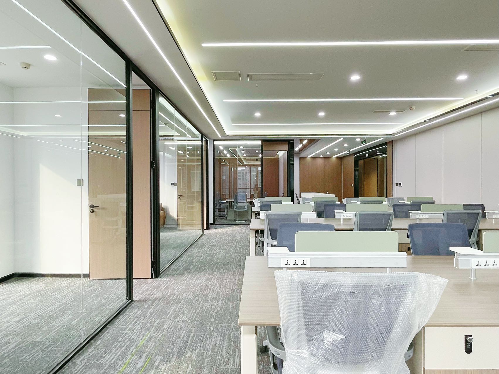 金融城无加时费优质楼盘 285平方 6隔间24工位 利用率高 视野巴适 大老板间 誉峰M3办公室出租