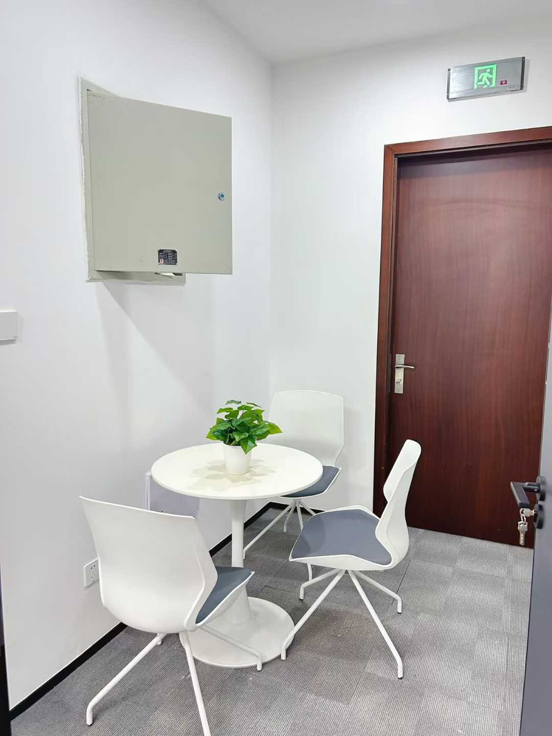 天府三街超甲稀缺小户型3隔间6工位 6900元含物业费 先到先得 希顿国际广场办公室出租