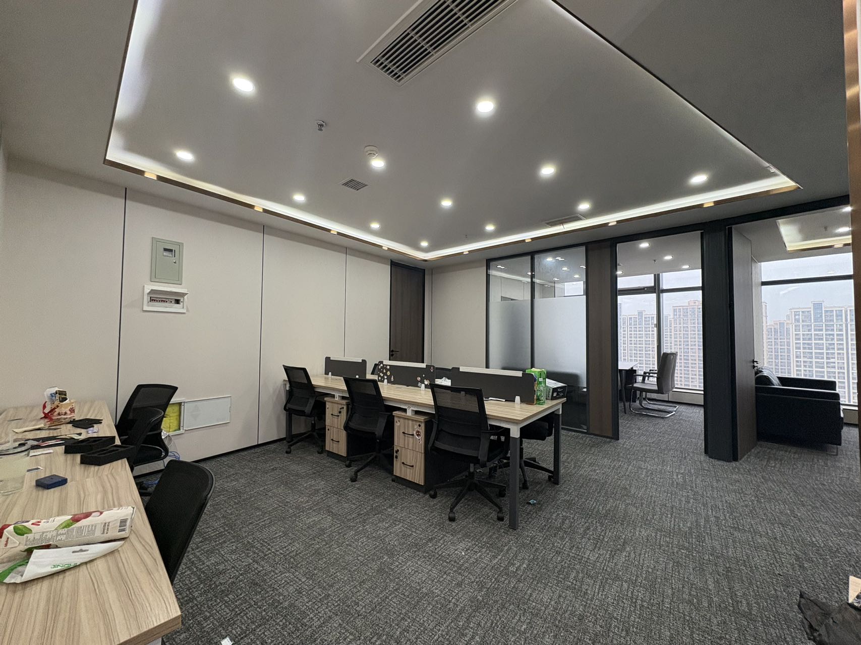 成华区杉板桥地铁三四百米 紧邻东较近 123平方 3隔间8工位 视野巴适 创业办事处优选  多弗国际办公室出租