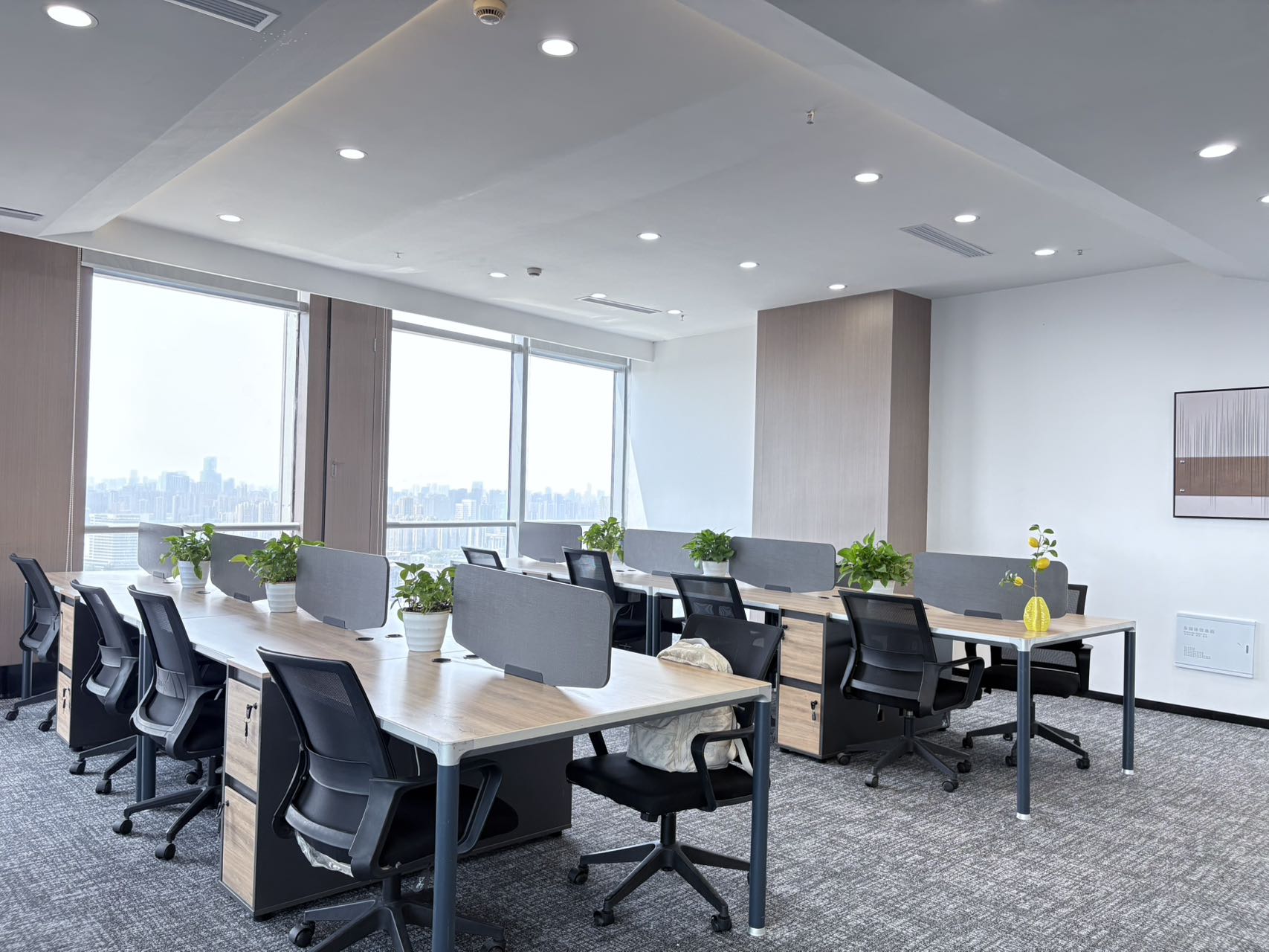 锦江区洪河地铁三四百米 208平 3隔间16工位 双面采光户型 高区视野绝佳 甲级楼盘 绿地锦峰办公室出租