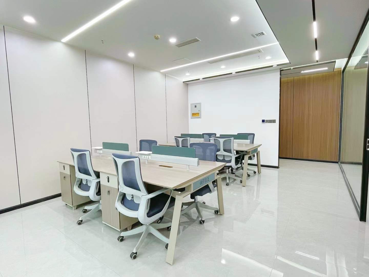 金融城稀缺小户型 24小时空调 正朝南 按套出租 报价含物业费 3隔间12工位 干净透亮 誉峰M3办公室出租