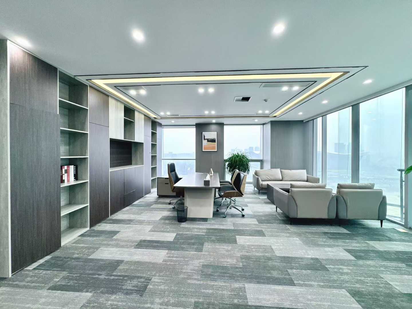 天府一街附近超甲楼盘 风水宝地 三面采光 电梯口 483平方 6隔间12工位+休息区（或者6+40） 两间国际办公室出租