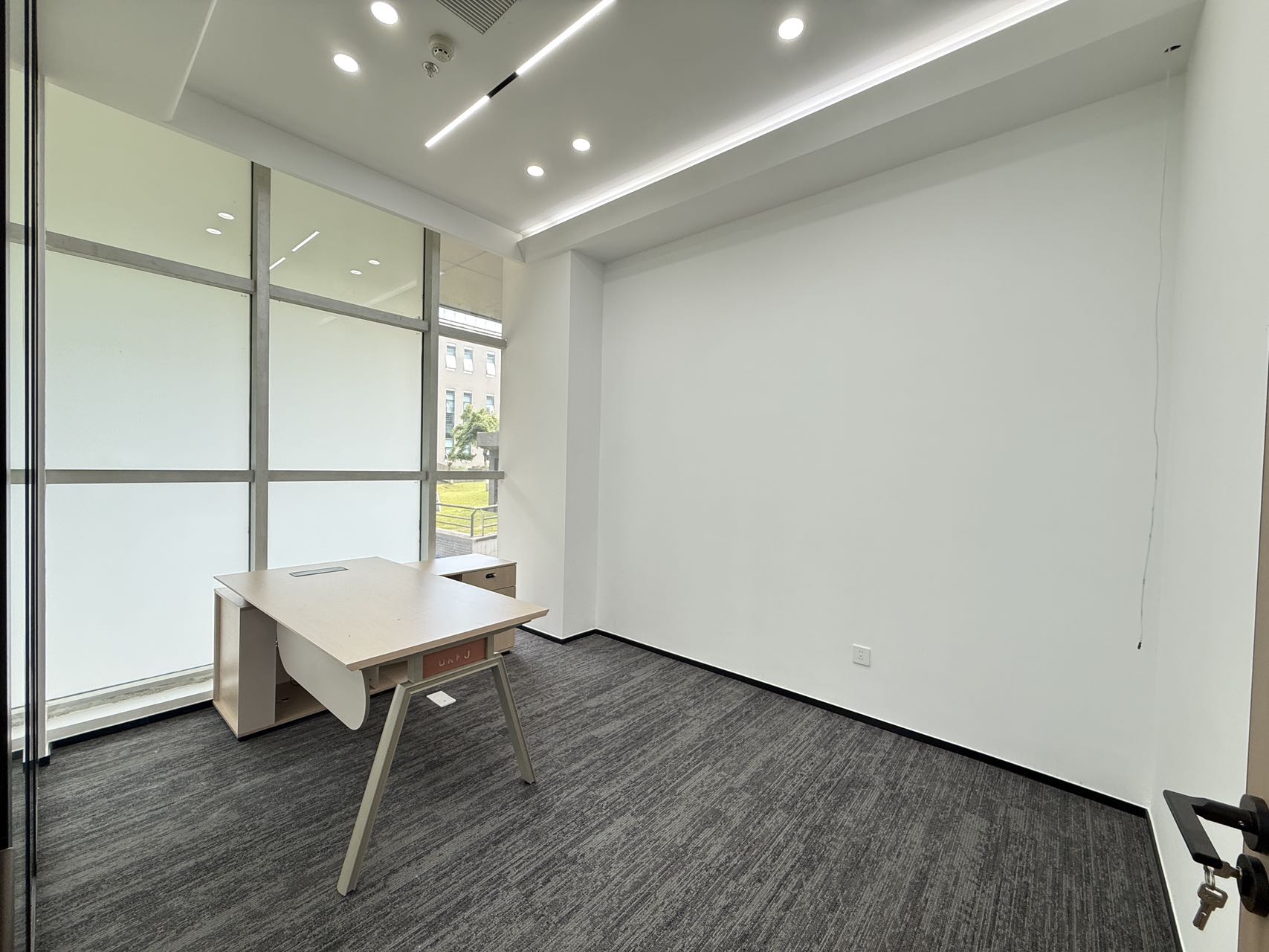 天府五街近地铁稀缺1楼户型 不用等电梯 绿植环绕 2隔间16工位 按套出租 园区环境巴适 软件园D4办公室出租