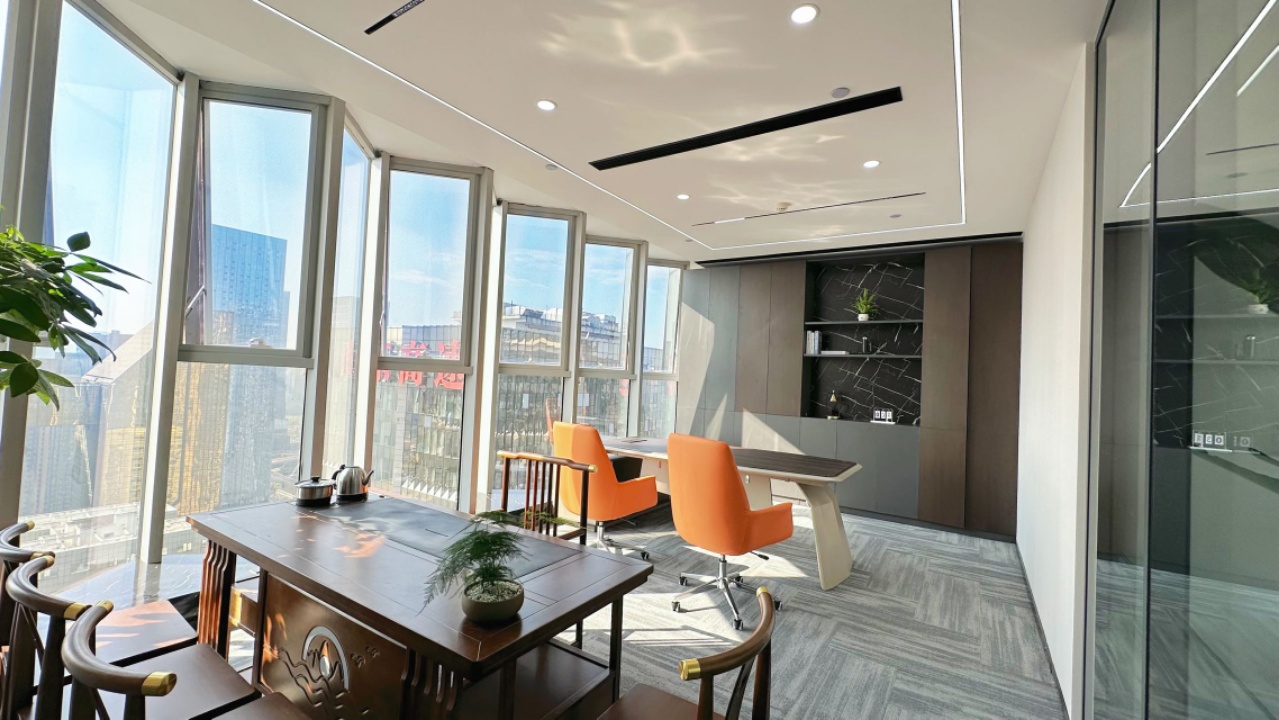 9号线芯岛地铁小几百米 甲写楼盘 345平方 4隔间24工位 高区视野巴适 户型方正 带家具 嘉煜金融科技中心办公室出租