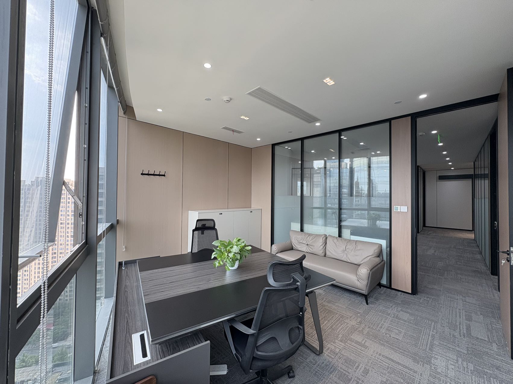 高新区大源版块甲写  8隔间10工位 隔间多 服务面积419平 精装带家具 视野巴适 复城国际办公室出租