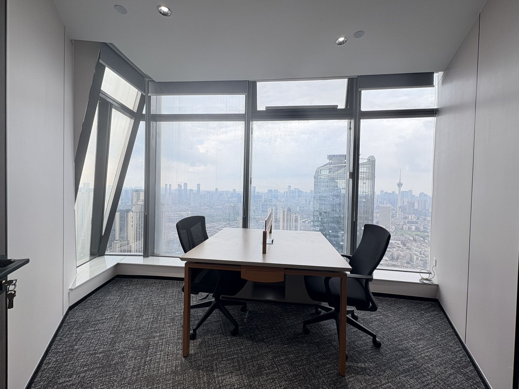 成华区邻东郊记忆创业小面积 95.67平 2隔间8工位 高区视野 含物业费 带家具 多弗国际办公室出租