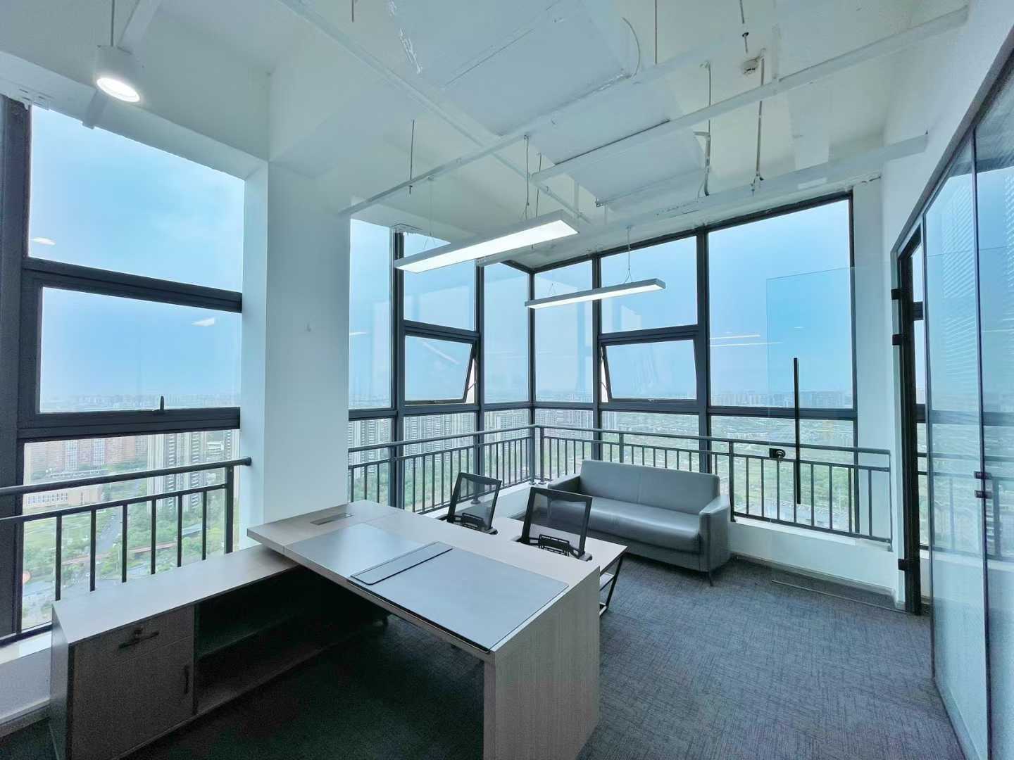 高新区剑南大道旁5号线锦城湖地铁四五百米 185平 4隔间8工位 双面采光 带家具 视野巴适 瑞鑫时代广场办公室出租