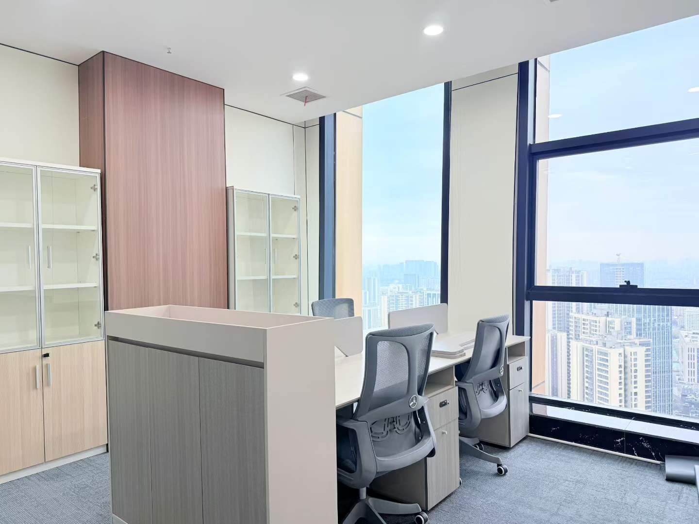 紧邻金牛万达 552平 8隔间40工位 高区电梯口 户型方正 通透 视野巴适 接待办公都可 北成8号办公室是出租