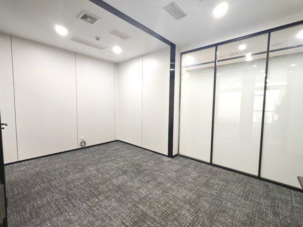 高新南区孵化园地铁上盖 248平 4隔间28工位 精装带家具 朝西 整栋打造 嘉润国金办公室出租