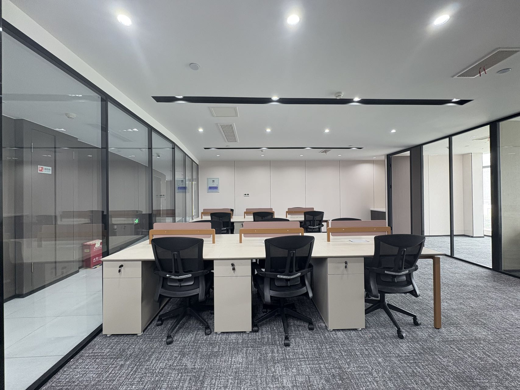 成华区杉板桥地铁四五百米 144平 3隔间12工位 视野无遮挡 户型方正 落地大玻璃 多弗国际办公室出租