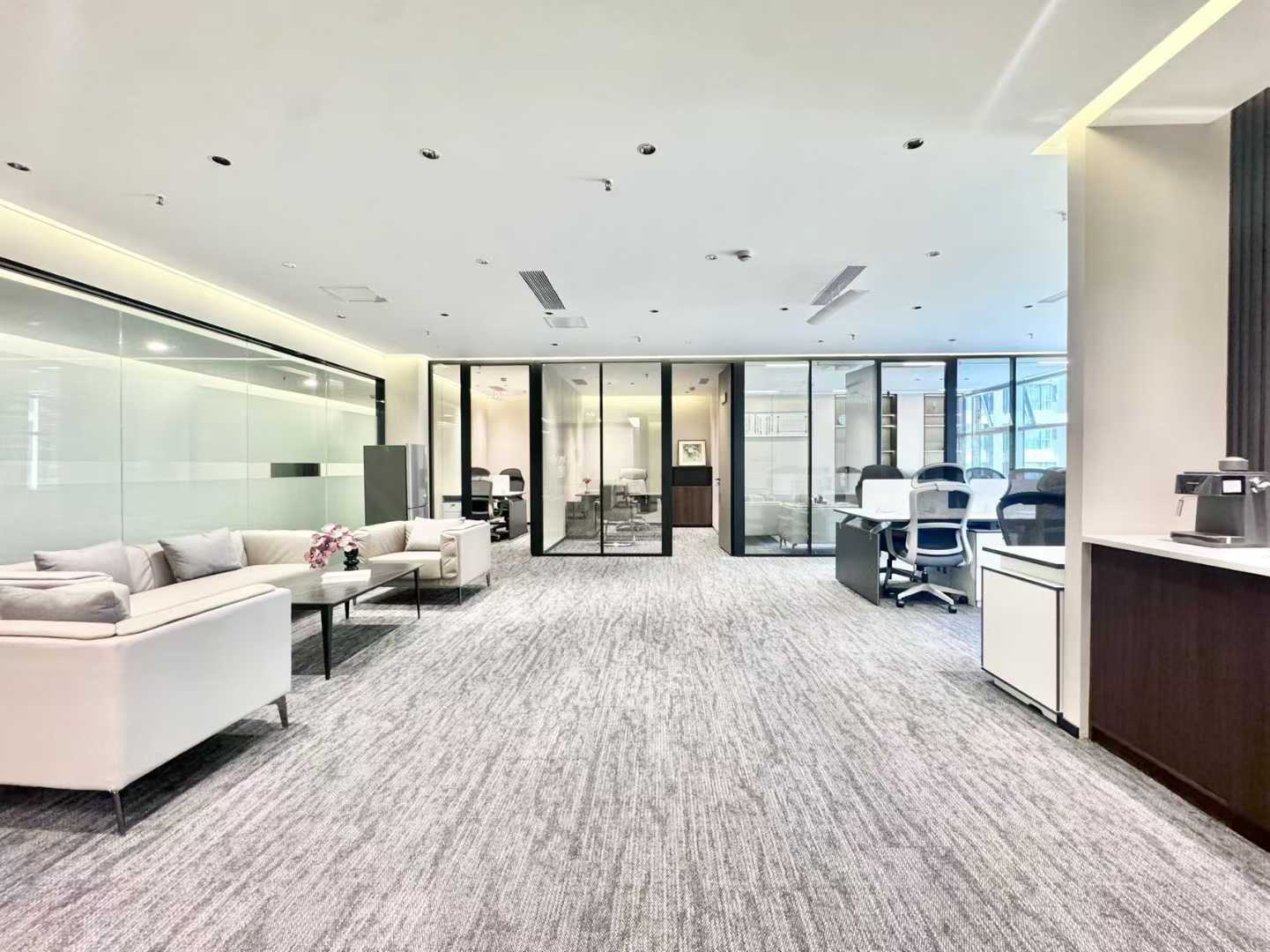 天府三街近地铁 低区大落地玻璃窗 电梯口 套租 5隔间28工位 精装带家具 装修新颖 香年广场办公室出租