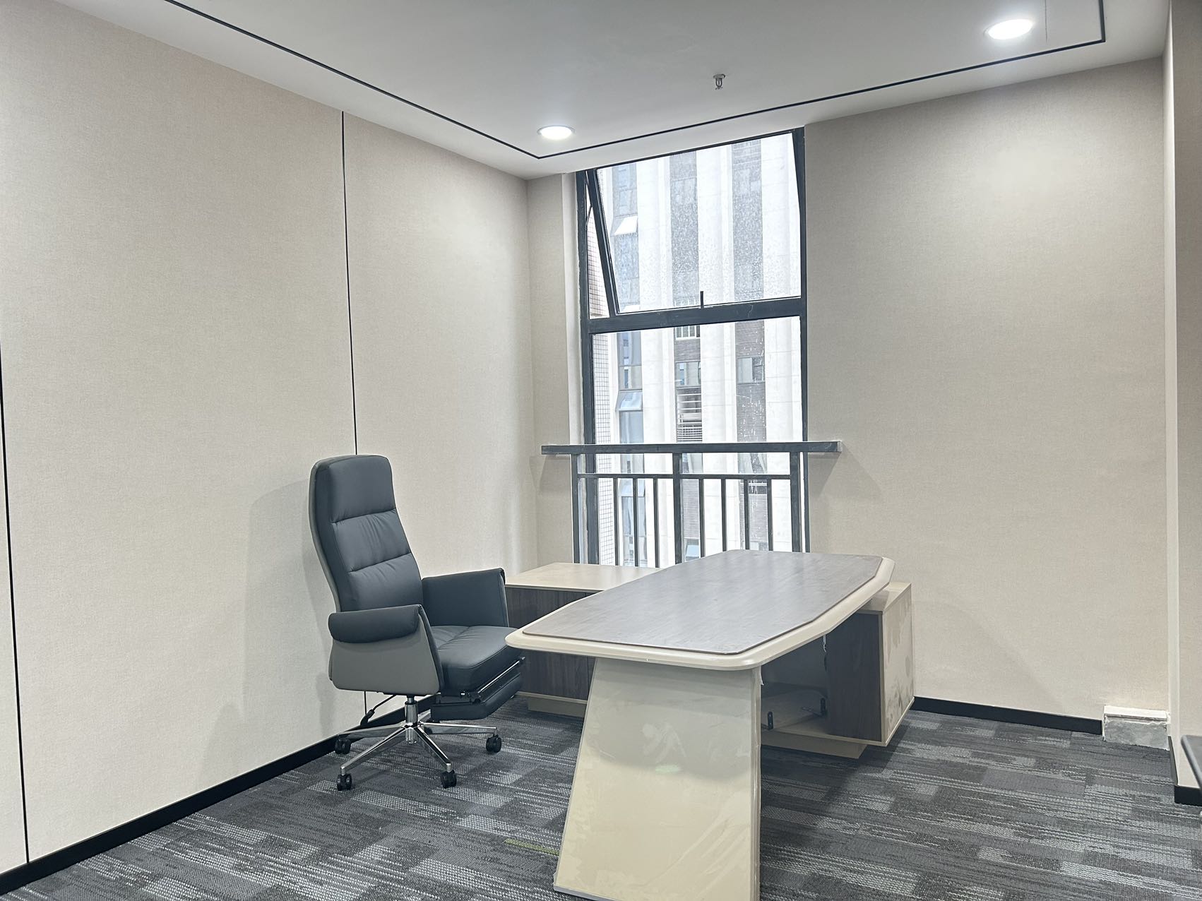 锦江区金石路地铁口 443平方 7隔间48工位 双面采光 无加时费 拎包入住 新希望中鼎国际办公室出租