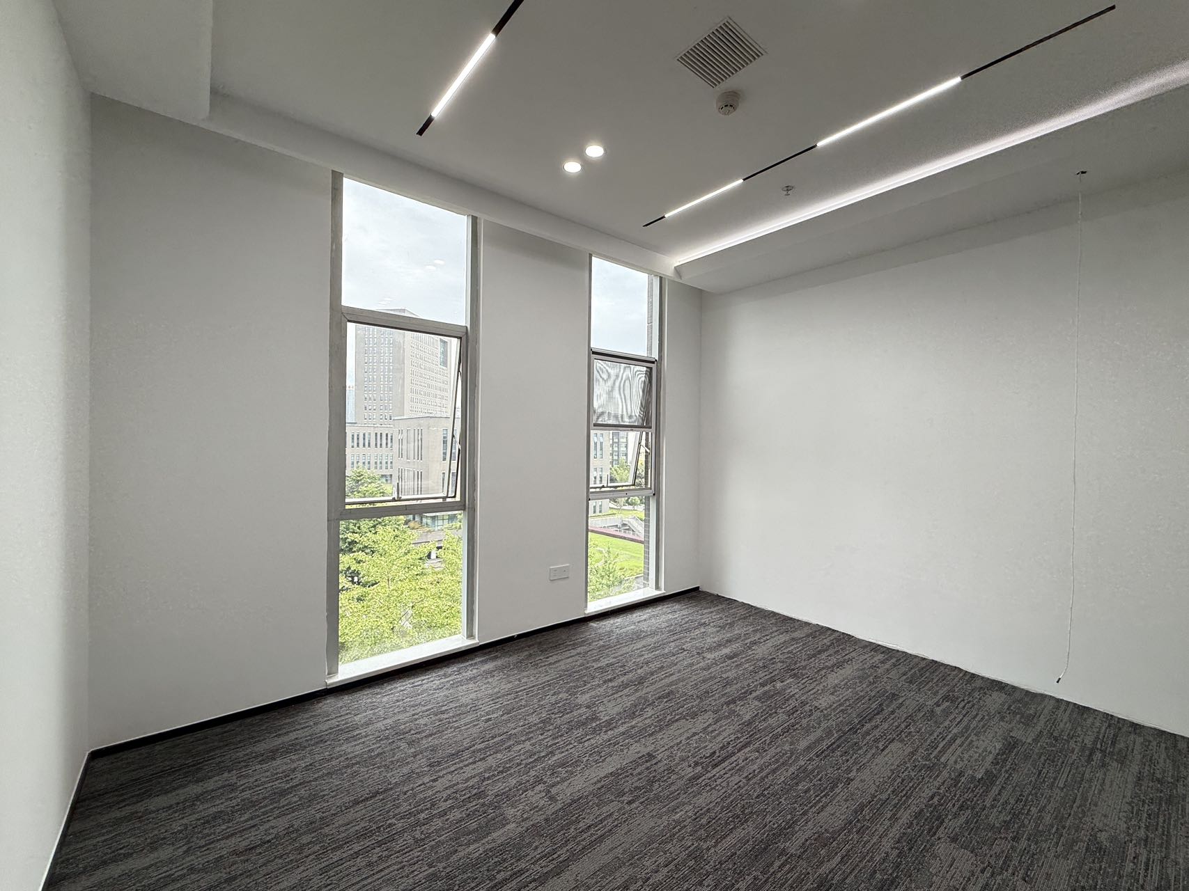 天府五街软件园稀缺小面积 创业办事处首选 按套出租 1隔间9工位 报价5500元含物业费 软件园办公室出租