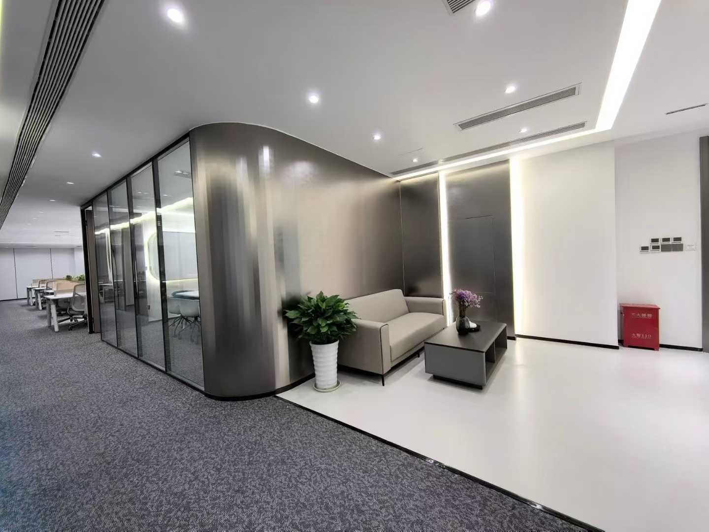 孵化园精装优质好房 三地铁线交汇 396平 5隔间48工位带大前台 动静分区 德商国际办公室出租