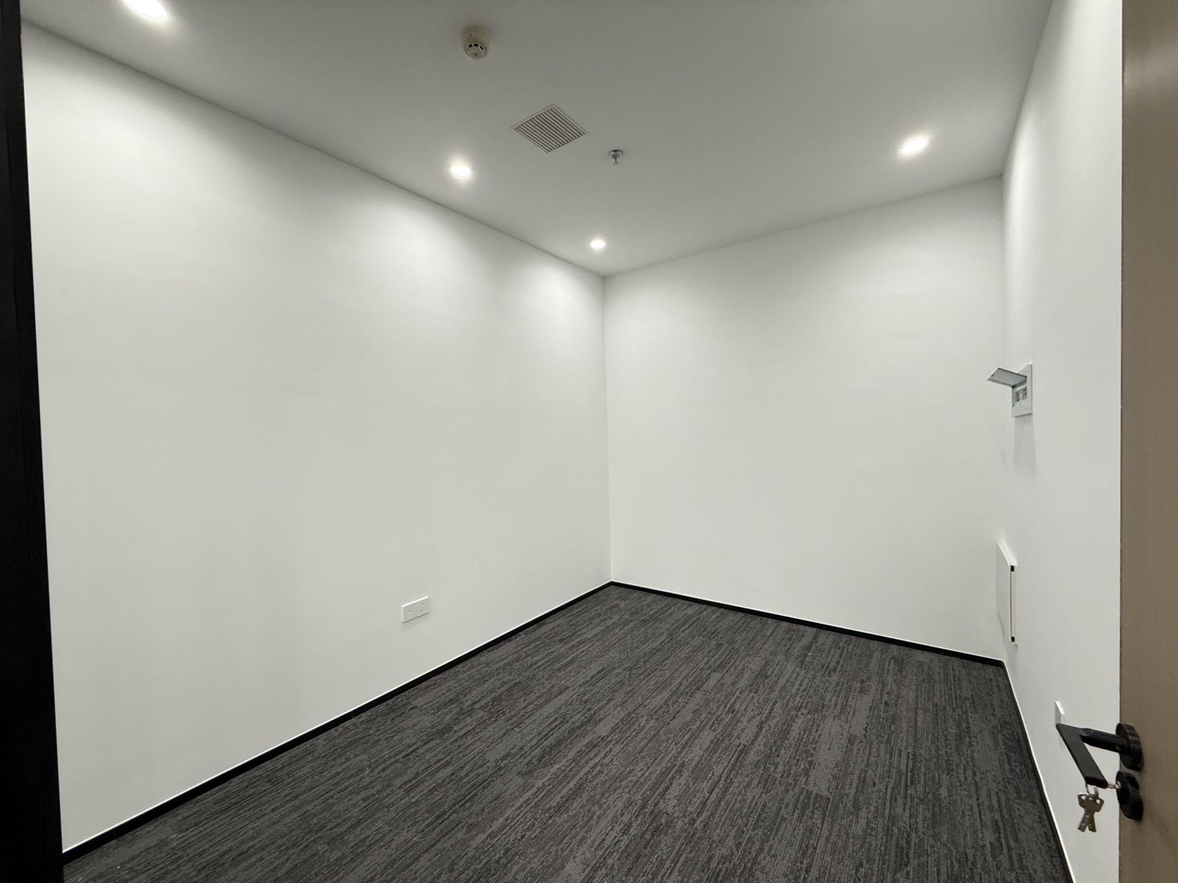 天府五街园区办公 按套出租 含物业费 6隔间36工位 园区环境安逸 适合科技 艺术类公司 软件园D4办公室出租