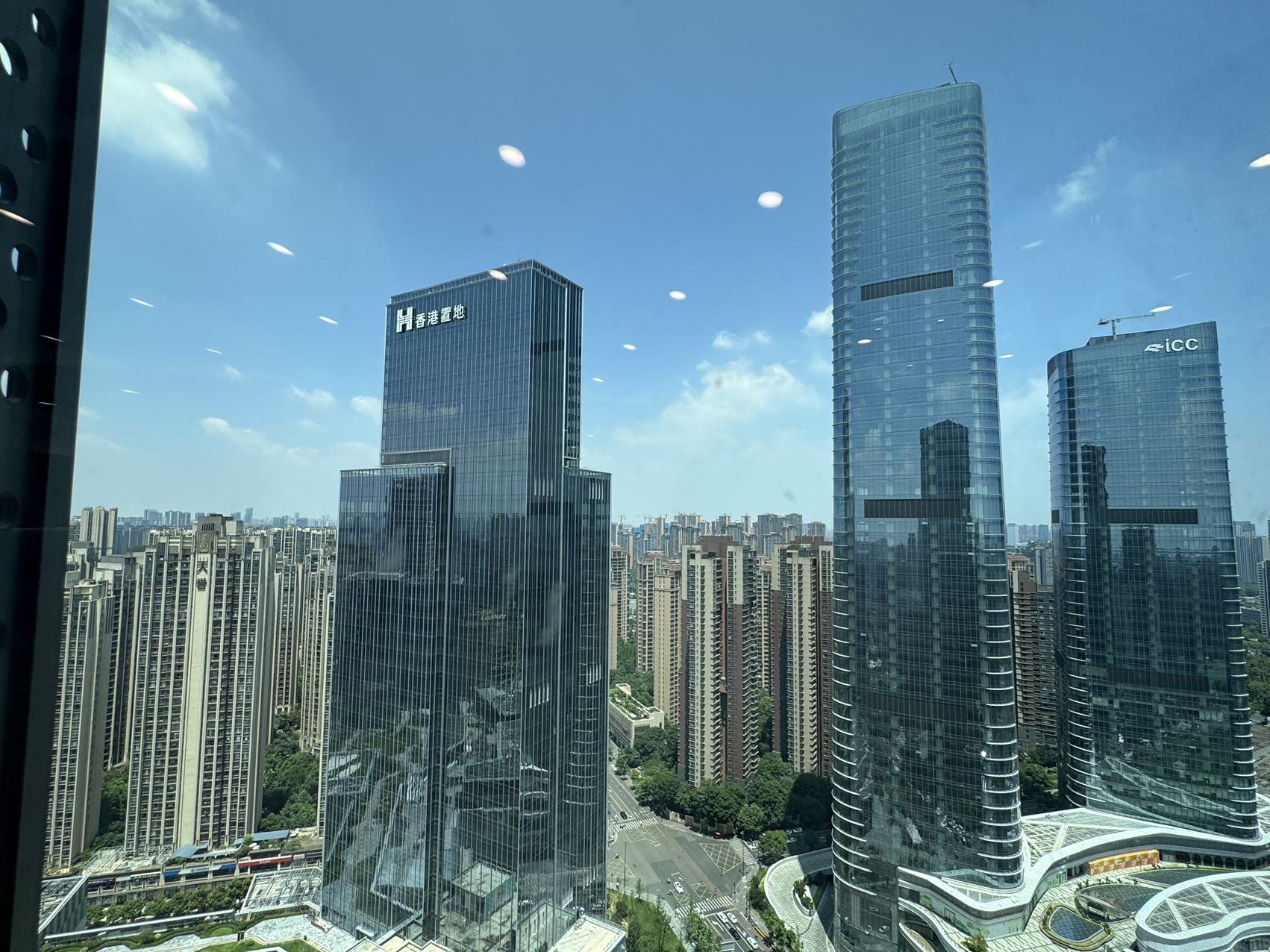 东大路地铁口超甲楼宇 电梯口 199平方 3隔间20工位 高区视野巴适 带家具 环球都汇办公室出租