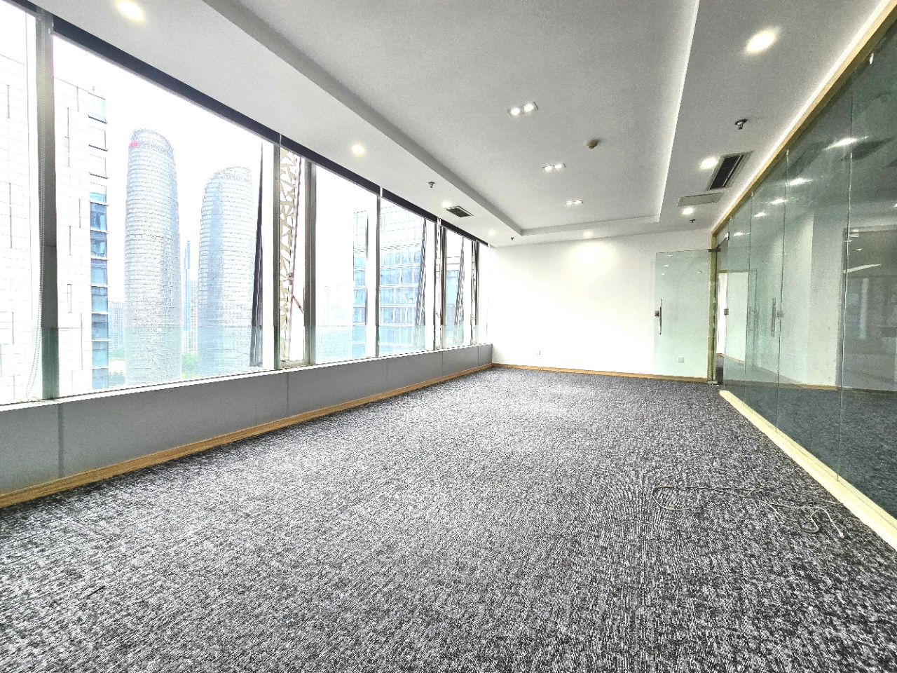 金融城电梯口双面采光户型 视野巴适 364平 5隔间40工位 带大隔间 可租可售 中航国际广场办公室出租