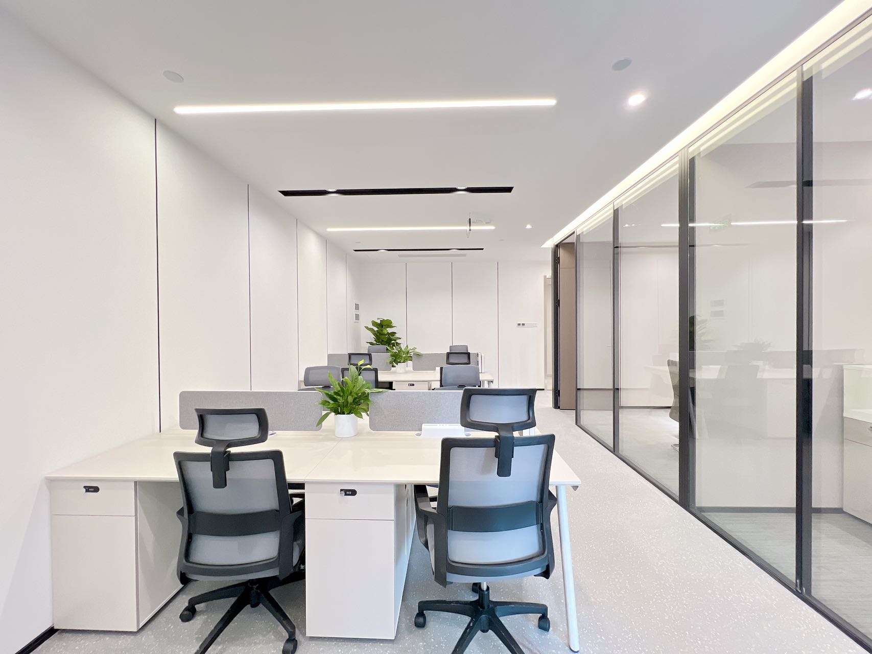 世纪城地铁口甲级楼盘 特价出租 158平方4隔间10工位带储物间 精装带家具 东方希望天祥办公室出租