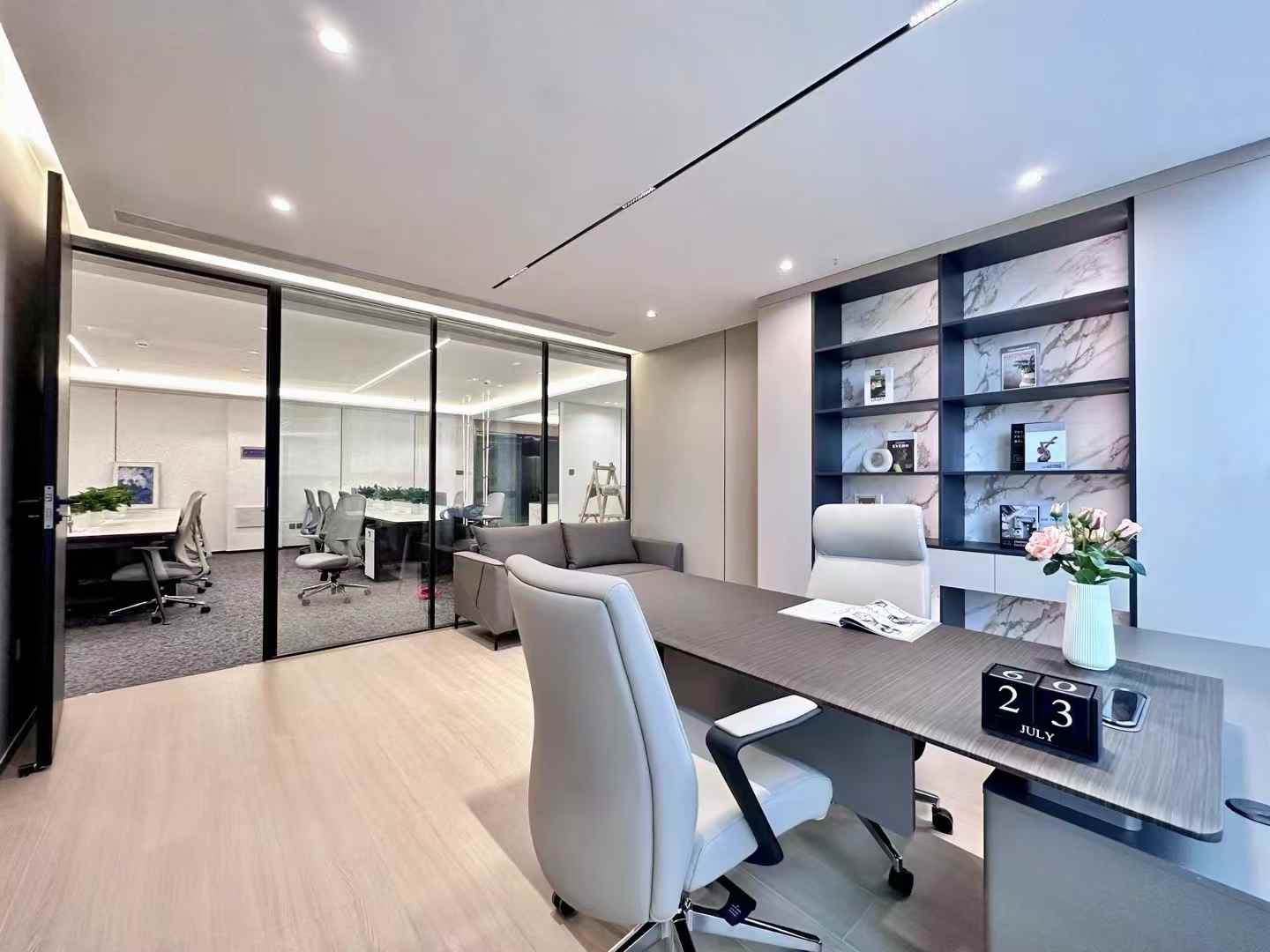 孵化园金融城版块 装修再度升级 348平 6隔间24工位 可升降老板桌 灵活变动 中航国际交流中心办公室出租