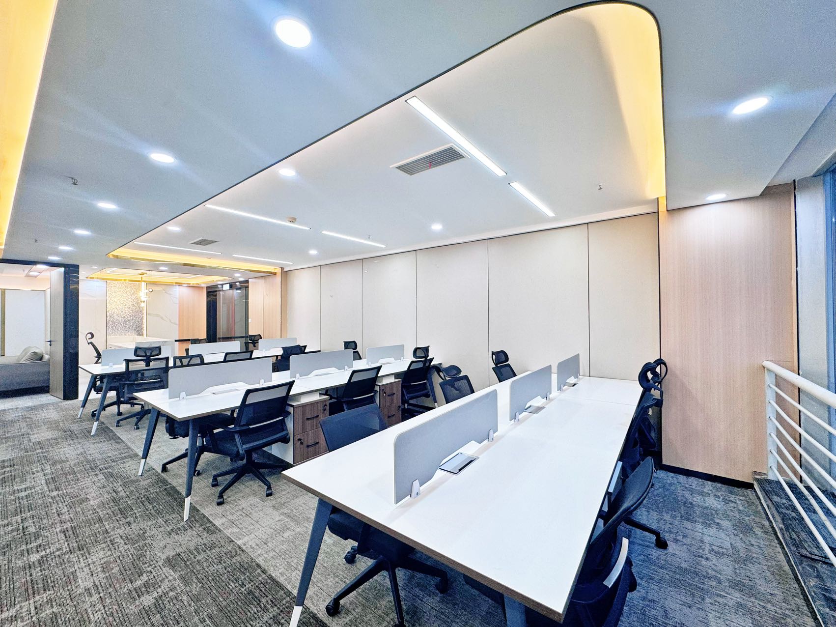 市中心东门大桥地铁口 套租户型 4隔间18工位 精装带家具双面采光 24小时我空调 东方广场办公室出租