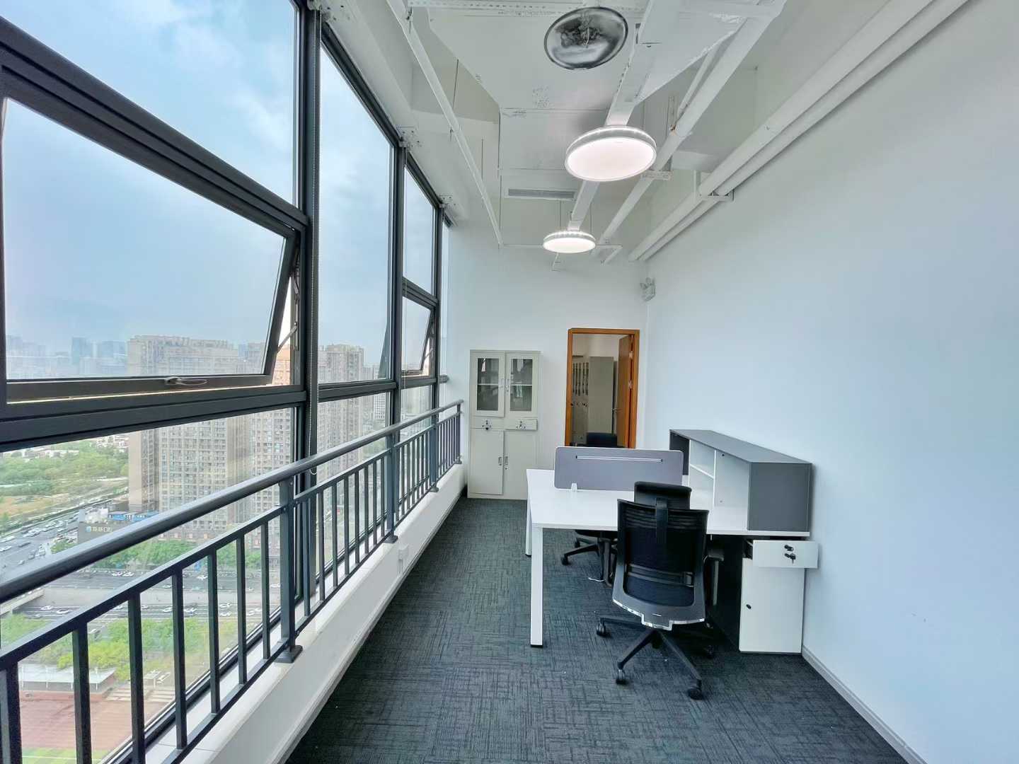 高新区剑南大道旁5号线锦城湖地铁四五百米 185平 4隔间8工位 双面采光 带家具 视野巴适 瑞鑫时代广场办公室出租