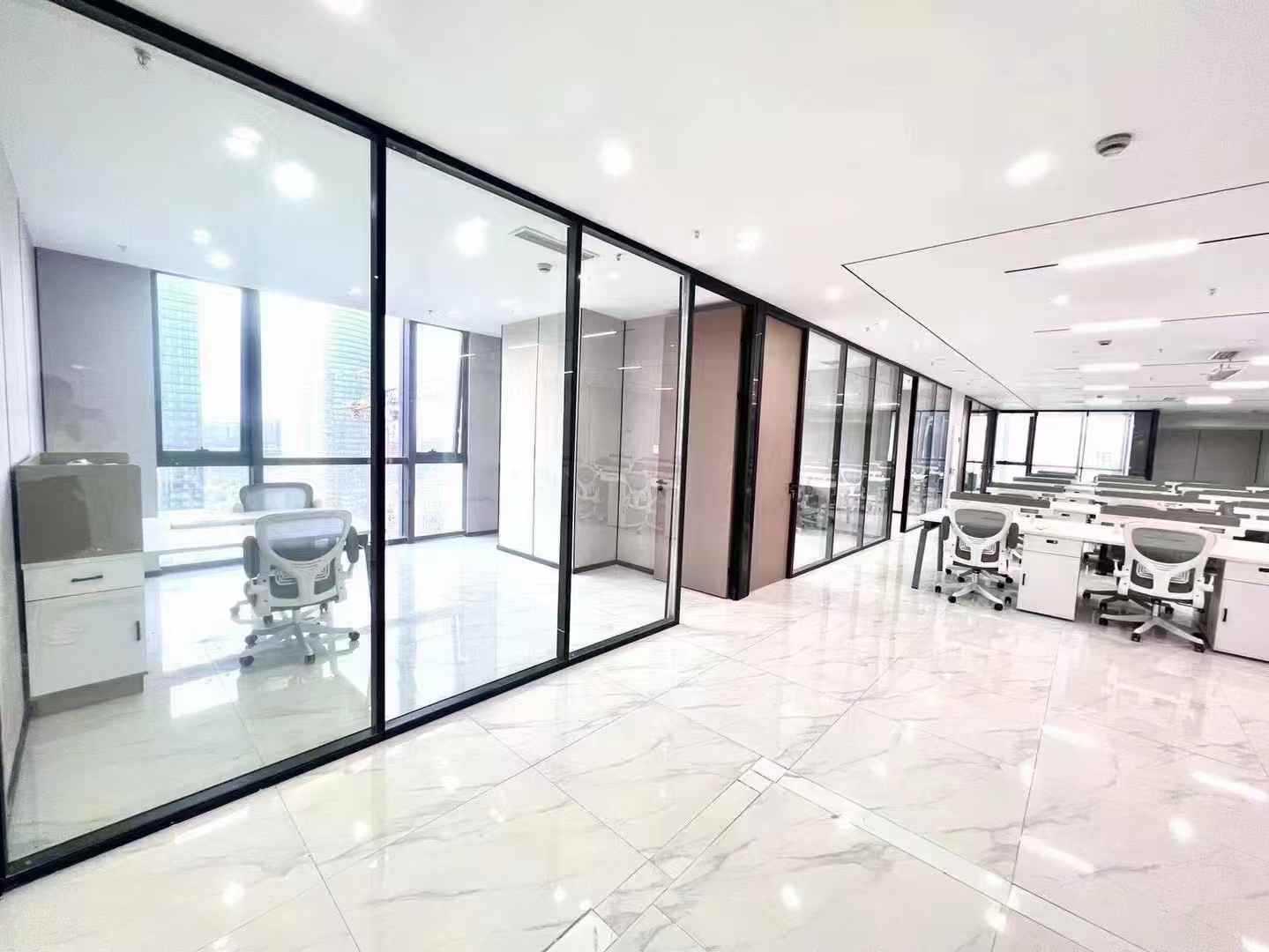 高新孵化园三线交汇 甲级楼盘 520平方 7隔间50工位 双面采光 地面地砖 电梯口 楚峰国际办公室出租