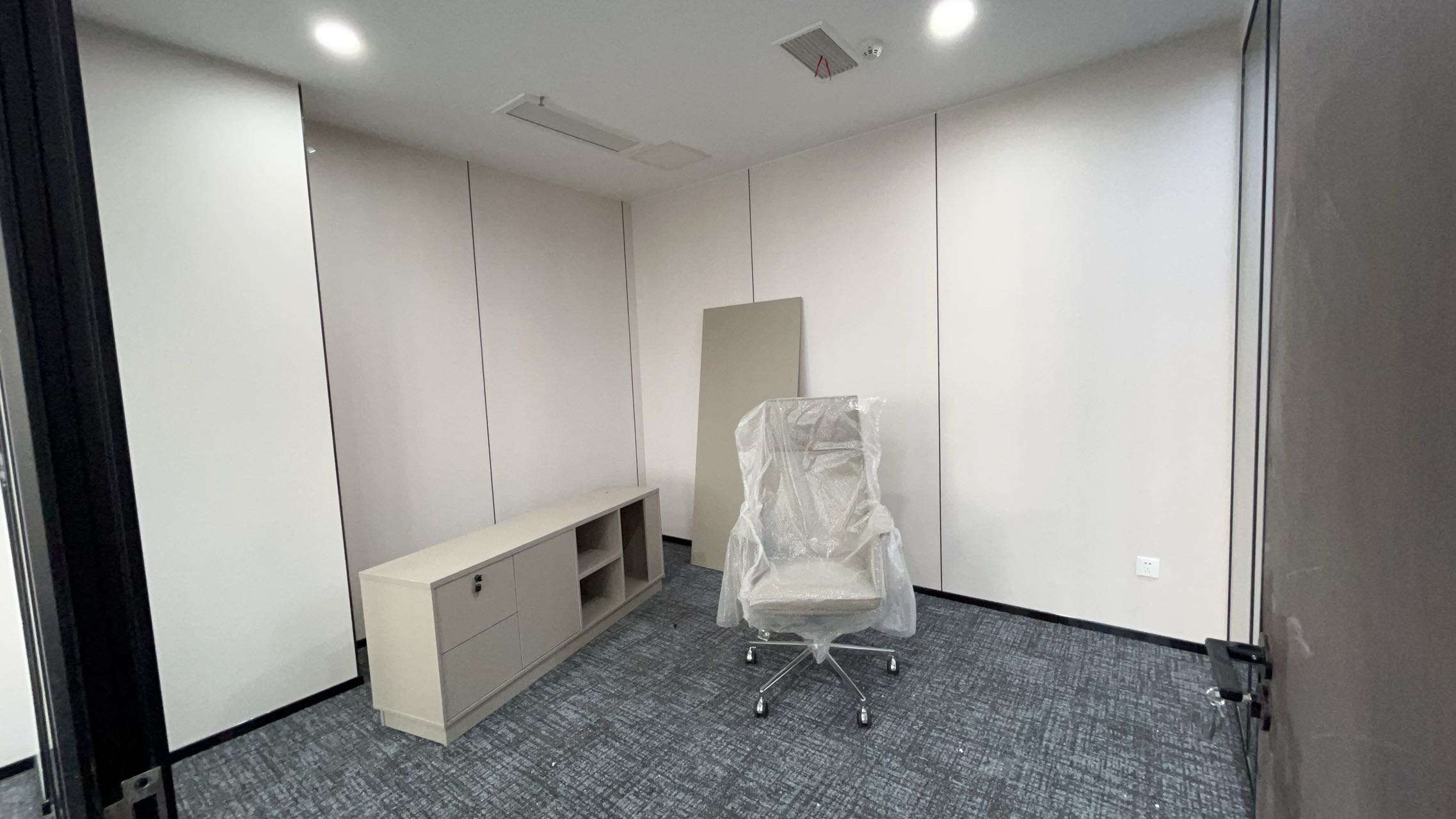 孵化园地铁口+电梯口户型 263平方 3隔间30工位 精装带家具 24小时恒温空调 嘉润国金中心办公室出租