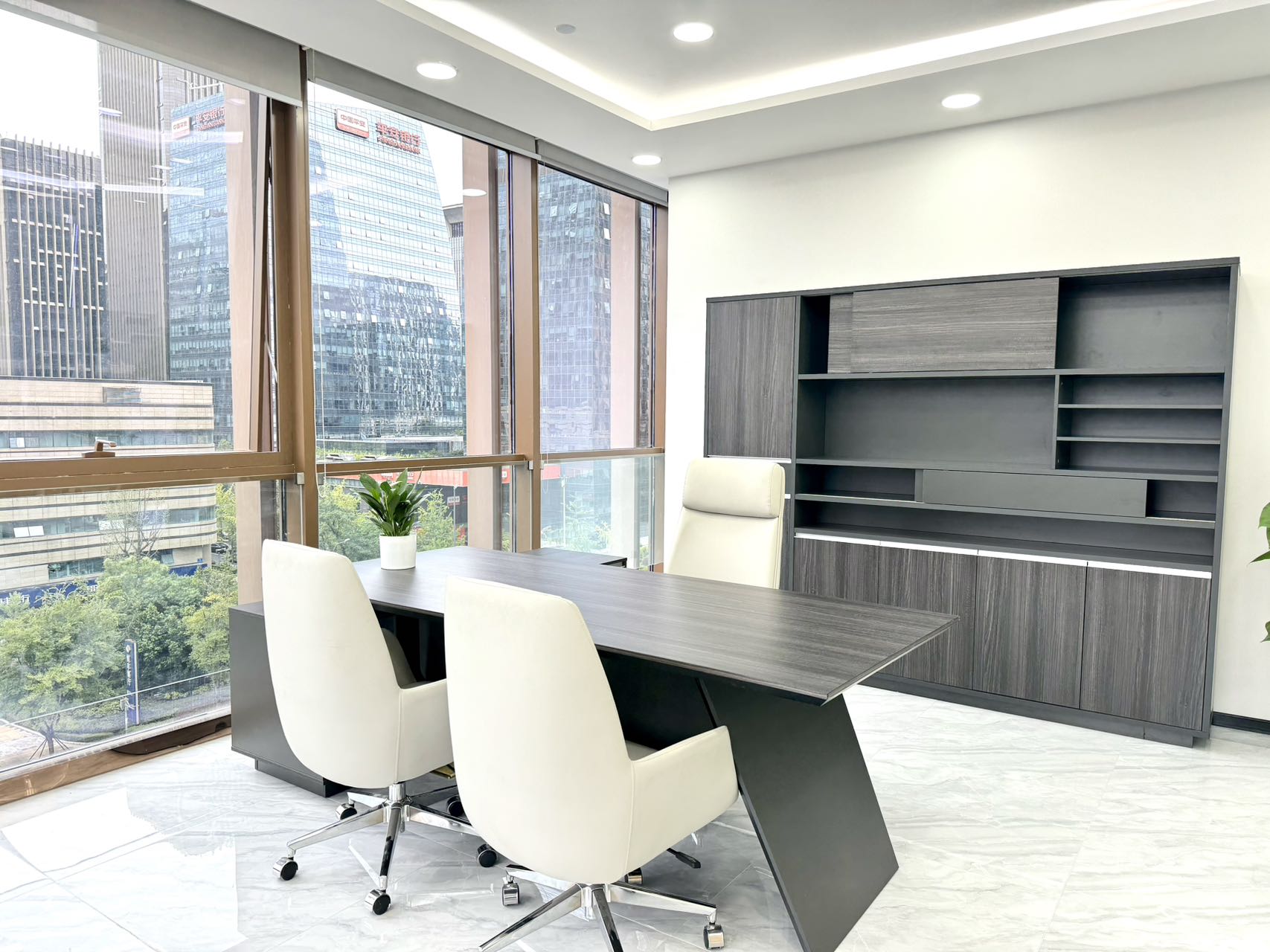 高新区1号线世纪城地铁口 323平方 5隔间34工位带2库房 低区双面采光 东南朝向 东方希望广场办公室出租