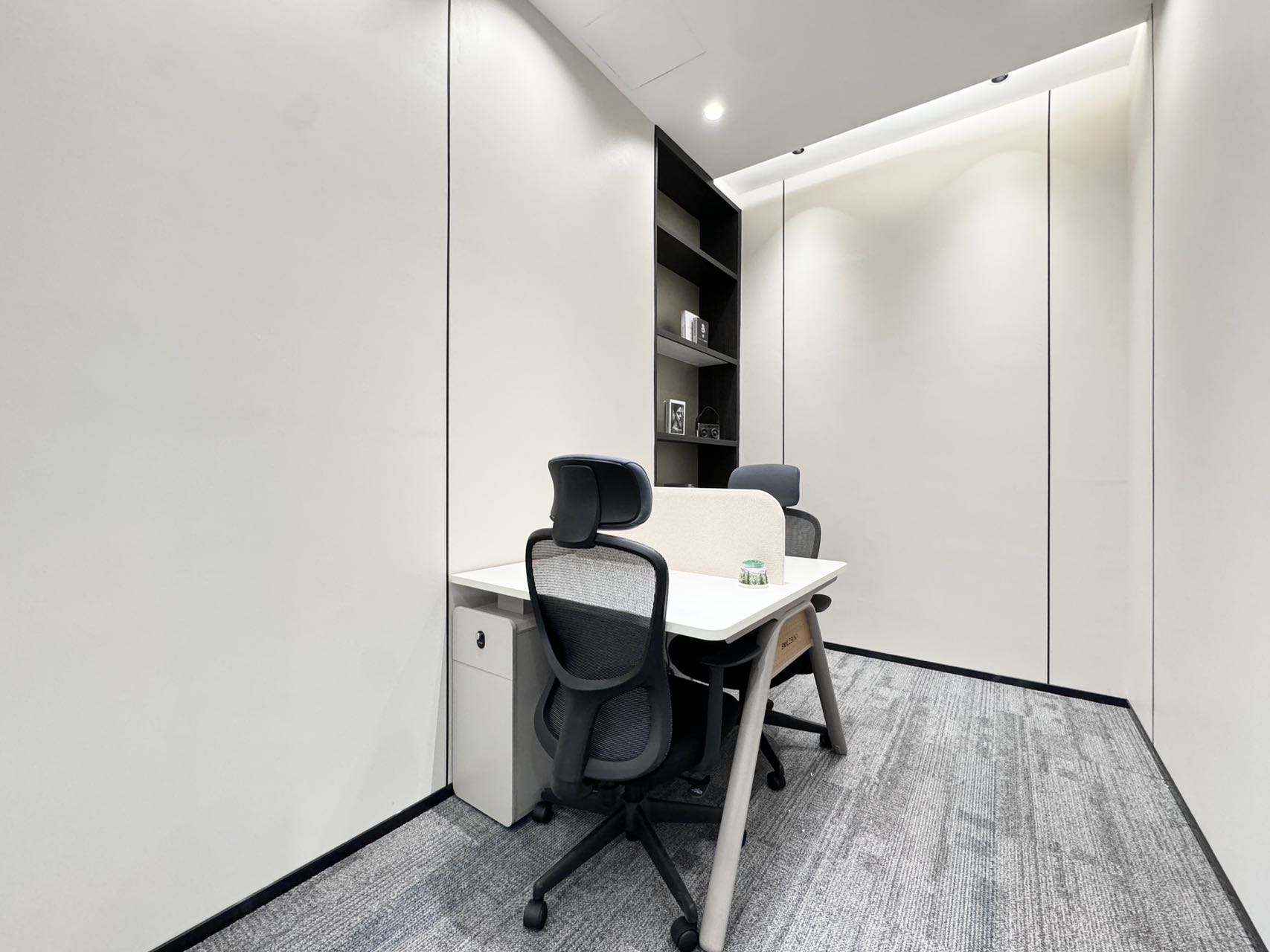 1号线高新地铁几百米 精致小户型 3隔间16工位 精装带家具 落地窗玻璃 晶科一号办公室出租