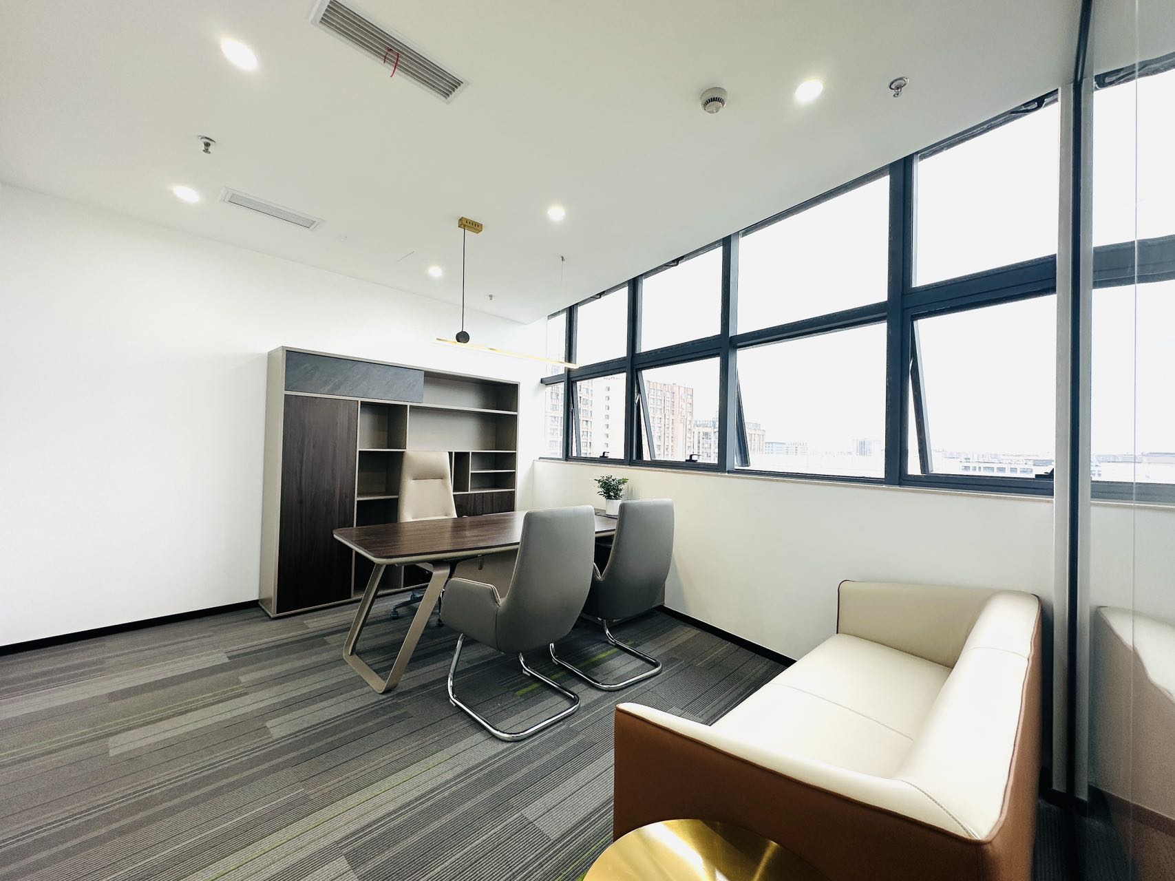 武侯区武青南路地铁四五百米 235平方 5隔间21工位 双面采光 户型反正 神州智慧天地办公室出租