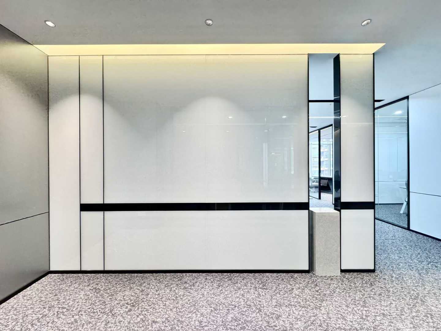 红牌楼商圈新楼盘 247平 3隔间22工位 户型方正 大背景墙 含税带家具 鼎冠中心办公室出租