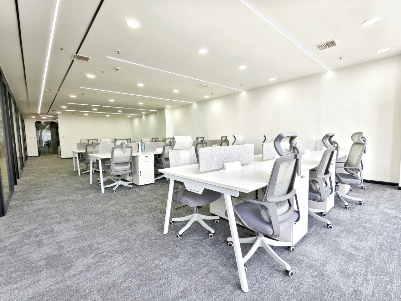 武侯区桐梓林地铁口 超高利用率 290平 6隔间40工位 特价含物业费 精装带家具 新希望大厦办公室出租