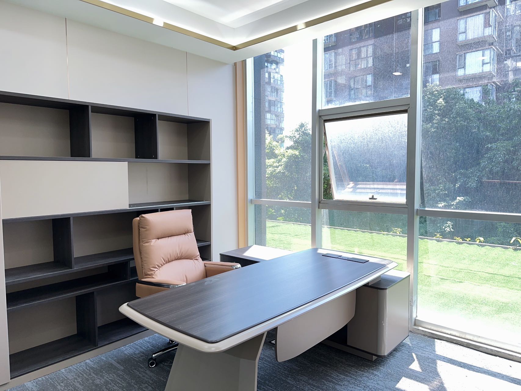 5号线骑龙几百米 创业小户型 按套出租 2隔间8工位 24小时空调 拎包入住 美行中心办公室出租